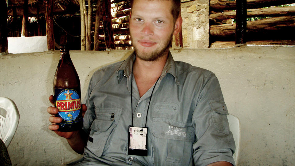 F�R DRAMATIKKEN: Joshua French nyter en kongolesisk �l en av dagene f�r den dramatiske bilturen. Utenp� skjorta henger et ID-kort fra det norske forsvaret. Foto: PRIVAT