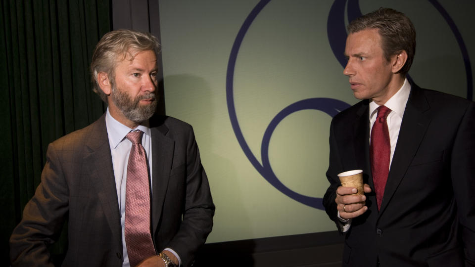  �KER PRISER:  Schibsteds nye konsernsjef Rolv Erik Rysdal (til h�yre) og styreleder Ola Jacob Sunde under mediekonsernets ornin�re generalforsdamling i juni. Foto: TERJE BENDIKSBY, SCANPIX.
