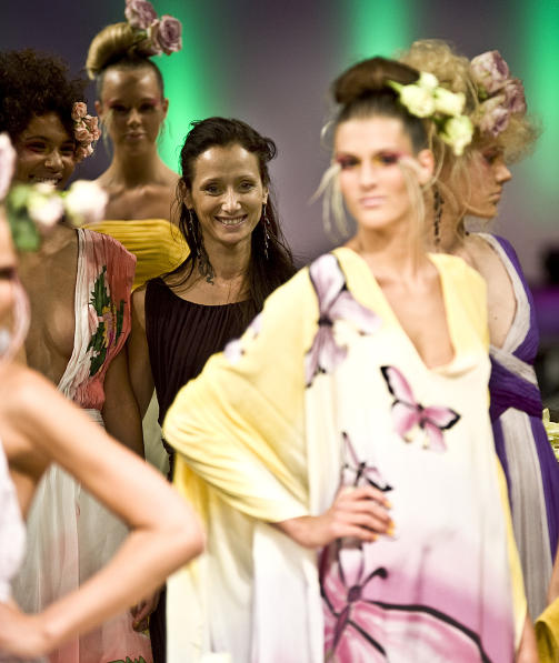 SJEFEN SJ�L: Hafzi smiler blant modellene. Foto: Espen Zappa/Stella Pictures