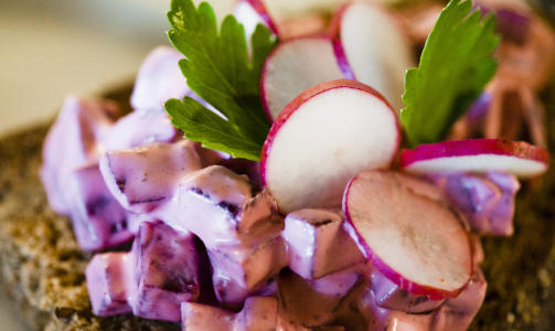 R�DBETSALAT:30 minutter. 3 r�dbeter 100 g majones 2 ss r�mme  Kok r�dbetene m�re i lettsaltet vann og del dem i terninger. Bland majones, r�mme og persille. Vend inn r�dbetene. �ltips: Varenr. 80189 Coopers Sparkling Ale, Australia, 37,5 cl kr 33  En morsom og medium fyldig ale med sitrusmarmelade og 5,8 prosent.