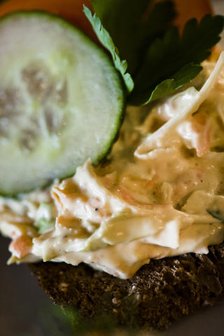 ITALIENSK SALAT:30 minutter. 50 g gulrot 250 g k�l 150 g epler 150 g syltet agurk 150 g kokt skinke 300 g majones Finsnitt gr�nnsakene og skinken i fyrstikkstore deler. Bland inn majonesen. �ltips: Varenr.: 34054 Pauluner Hefe-Weissbier, Tyskland 50 cl kr 39,30 Stilrent, friskt og delikat �l, server p� 6 grader i h�ye slanke glass.