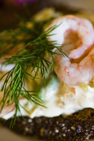 REKESALAT: 15 minutter. 
500 g store pillede reker 

50 g gr�nne selskapserter 

100 g gulrot 

150 g majones 

3 ss r�mme 

1 ss hakket dill 

La rekene renne godt av seg. 

Kok erter og gulr�tter m�re, avkj�l. 

Bland det hele sammen med majones, r�mme og dill. 

�ltips: 

Varenr.: 41808 Grimsbergen Blond, Belgia, 33 cl kr 31,50 

&bull;Herlige br�dtoner med Balsamico, eple og kanel. hele 6,7 prosent