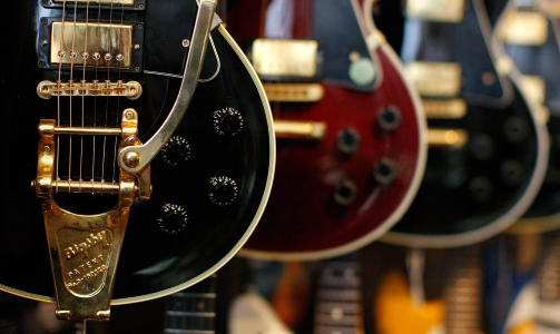 TIDL�S FORM: Ved siden av Fender Stratocaster er Gibson Les Paul verdens mest kjente og tidl�se elektriske gitar. Foto: SCANPIX