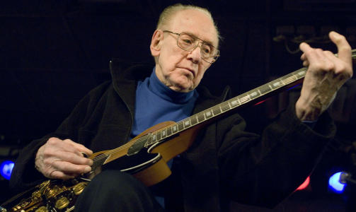 GITARIST: Les Paul regnes som oppfinneren av den elektriske gitaren i heltre. Han var ogs� en innflytelsesrik jazzgitarist. Foto: SCANPIX
