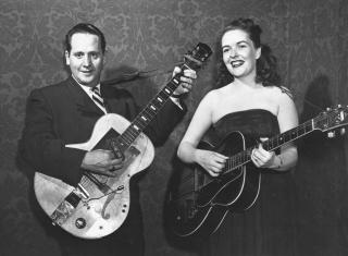 ARTIST: P� 1950-tallet lagde Les Paul en serie epokegj�rende innspillinger sammen med kona, Mary Ford. Foto: SCANPIX