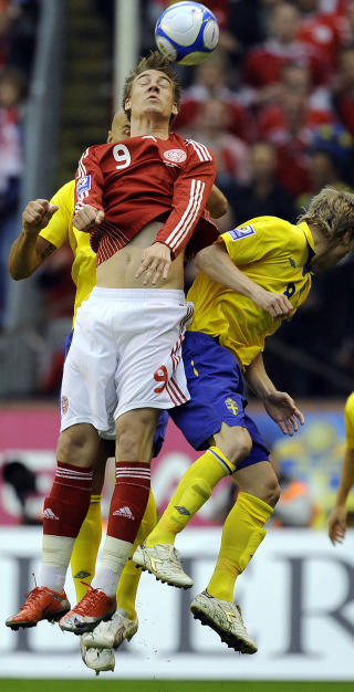 M� VI STOLE P� DENNE MANNEN? Danmark kan hjelpe Norge til VM ved � sl� b�de Portugal og Sverige i Parken. Her er danskenes Arsenal-spiss Niklas Bendtner i kamp mot Christian �Chippen� Wilhelmsson (t.h.) 6. juni i �r. Danmark vant 1-0 p� R�sunda.Olivier Morin, AFP/Scanpix