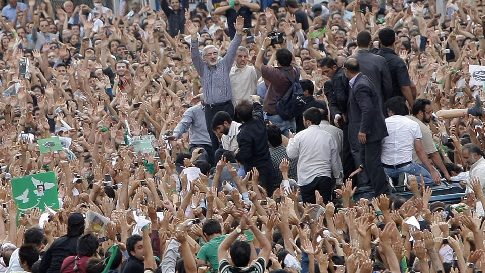 MASSIVT OPPM�TE: Millioner av iranere tok til gaten og protesterte mot valgresultatet i juni. Myndighetene slo som kjent hardt ned p� demonstrantene, og hundrevis ble fengslet. Tidligere i sommer har det blitt rapportert at de fengslede demonstrantene har blitt voldtatt, og n� sier en opposisjonspolitker at demonstranter er blitt torturert til d�de.  AFP PHOTO/BEHROUZ MEHRI