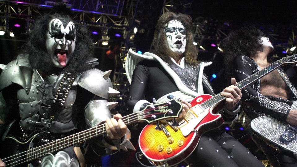 IKONISK: Kiss-gitarist Ace Frehley er kanskje ikke blant verdens st�rste gitarister, men han kjenner verdien av en strategisk plassert Gibson Les Paul. N� er mannen som skapte en av rockens mest ikoniske gitarer d�d. Foto: SCANPIX