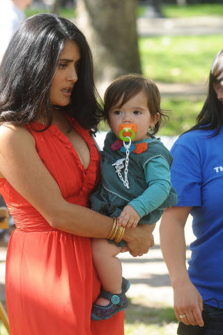 KJENDISAMMING: Skuespiller Salma Hayek ammet datteren Valentina til hun var 16 m�neder:Amming er en veldig mektig ting. Det er litt s�nn: Jeg bl�ser i om jeg gr�ter, jeg bl�ser i om jeg er feit, jeg skal bare gj�re det i en uke til, en m�ned til. Og n�r jeg ser hvor bra det er for henne klarer jeg ikke stoppe.