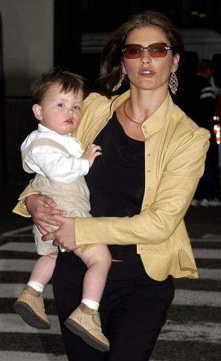KJENDISAMMING:Skuespiller Catherina Zeta Jones, som har barna Dylan og Carys med Michael Douglas:Jeg skal amme s� lenge jeg kan. Det er noe utrolig fortrolig med det. Det skaper et veldig n�rt b�nd, samtidig som du vet de f�r i seg antistoffer.