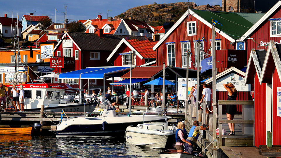 FJ�LLBACKA: Bryggan er stedet � se og bli sett i den popul�re feriebyen. Foto: Kirsten Margrethe Buzzi