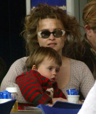 KJENDISAMMING:Helena Bonham Carter ammet s�nnen Billy, som hun har med regiss�r Tim Burton. Carter, i fire �r:Folk sier: Ammer du enn�? S� gener�st! Gener�st, nei! Det gir meg pupper og tar bort l�rene mine! Det er som en naturlig fettsuging. Hvis jeg kunne hadde jeg ammet resten av livet.