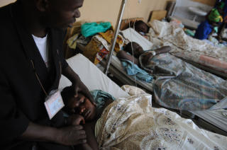 P� SYKEHUS ETTER VOLDTEKT: Disse kvinnene ved Heal Africa-klinikken i Goma har m�ttet gjennom operasjoner etter voldtekter. If�lge FNs usikre tall er det registret 3500 voldtekter s� langt i �r i det krigsherjede nord�stlige Kongo. Voldtekt brukes som et v�pen i krigen. Foot: AFP/Roberto SCHMIDT