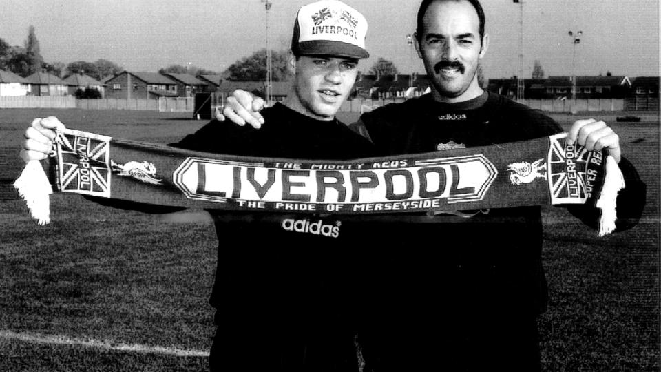 SNART VOKSEN:Stig Inge Bj�rnebye var 23 �r da han kom til Liverpool og engelsk fotball. I ettertid har han �nsket at han hadde ventet lenger. De ti �ra som fulgte var preget av vonde f�lelser. N� har han skrevet boka L�srivelse. Her st�r han sammen med keeperlegenden Bruce Grobbelaar.