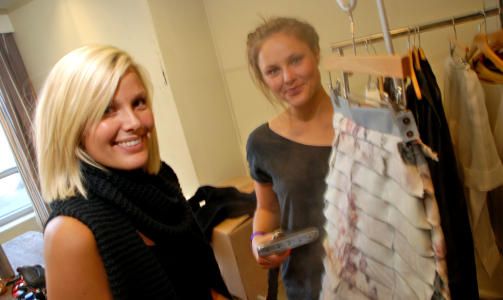 SATTE S�STEREN I ARBEID: Marte Skappel (18) damper Marias kl�r f�r de skal ut p� catwalken.
