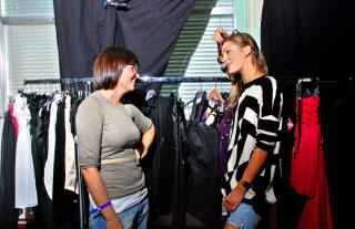 ALVOR: Jenny Skavlans design skal masseproduseres og sendes ut til Bik Bok-forhandlerne. Her er er Jenny sammen med Bik Boks designer Julia Glavin Kittilsen.