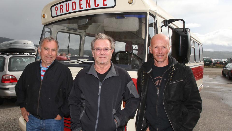 P� MUSEUM: Den gamle Prudence-bussen er restaurert og klar for et liv p� museum. Fra venstre: Sj�f�r Jan Bulling og Prudence-medlemmene �ge Aleksandersen og Kjell Ove Nille Riseth. Foto: Hans-Arne Vedlog.