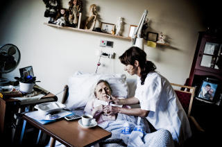 EN SYKEPLEIER P� 153 PASIENTER: For to uker siden kunne Dagbladet fortelle historien om sykepleier Heidi Sj�wall som har ansvaret for 153 pleietregende pasienter n�r hun har nattvakt. Foto: THIMAS RASMUS SKAUG