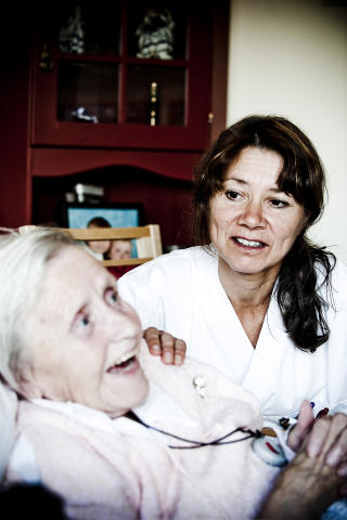 D�RLIG TID: - Jeg f�ler at jeg ikke f�r tid til � gi den hjelpen jeg �nsker, sier sykepleier Heidi Sj�wall (47). Her sammen med pasient Aase M. Ski Carlsen. Foto: THOMAS RASMUS SKAUG
