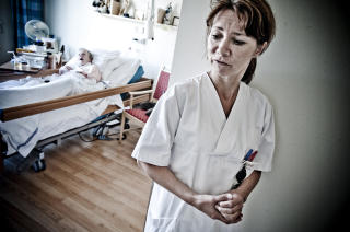 HAR OPPLEVD OMSORGSSVIKT: Sykepleier Heidi Sj�wall er ikke i tvil om at bemanningen er utilstrekkelig. Foto: THOMAS RASMUS SKAUG
