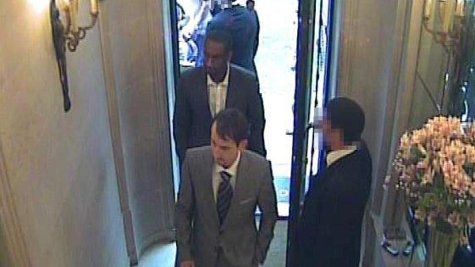 STILFULLE RANERE: De to ranerne som forrige torsdag utf�rte tidenes juvelran i England var kledd i elegante dresser. Foto: EPA/METROPOLITAN POLICE