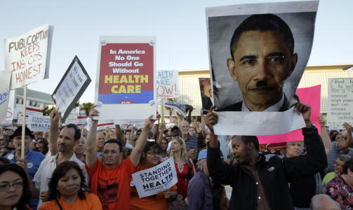 HITLER-FRAMSTILLING: Delante Bess (til h�yre) holder opp Hitler-plakaten av Obama under en demonstrasjon i Alhambra, California. Foto: AP Photo/Jae C. Hong/SCANPIX