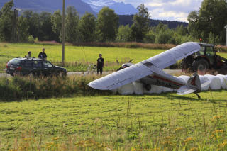 Br�stopp: Sm�flyet m�tte foreta en n�dlanding, men rakk ikke fram til flyplassen. Foto: Jon Henrik Larsen