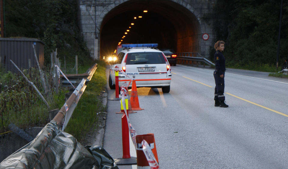 KRIPOS TILKALT: Politiet i Sogn og Fjordane har tilkalt Kripos etter at en d�d person ble funnet i veikanten ved denne tunnelen i F�rde. Foto: Olav �ygard