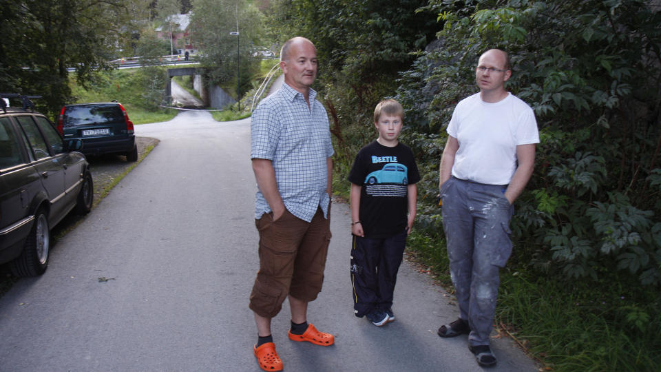 NABOER: Bj�rn Sandsmark (t.v.) og Torgeir Djupvik bor like ved stedet der en d�d person ble funnet i F�rde fredag kveld. Adrian Djupvik (9) st�r i midten. Foto: Olav �ygard