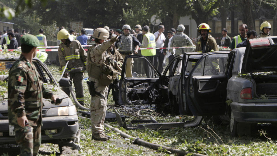  UTBOMBEDE BILER:  Soldater og brannmenn p� �stedet etter selvmordbomberens aksjon i Kabul i morges. Foto: MUSDEQ SADEQ, AP/SCANPIX.