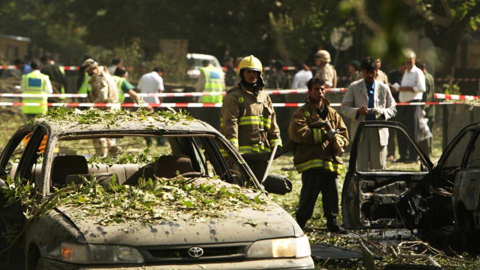  AVSPERRET:  Politi og redningssmannskaper jobber p� eksplosjonsstedet i Kabul i formiddag.  Foto: EPA/SCANPIX.