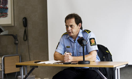 PRESSEKONFERANSE: Etterforskningsleder Gunnar Englund i F�rde-politiet orientert pressen i dag. Foto: Stig Indreb�