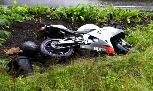 HAVNET I GR�FTA: 17-�ringen p� lettmotorsykkel unngikk � kr�sje med bilen ved � kj�re ut i gr�fta. Han ble sendt til legevakten for sjekk. Foto: Dan �ge Hansen