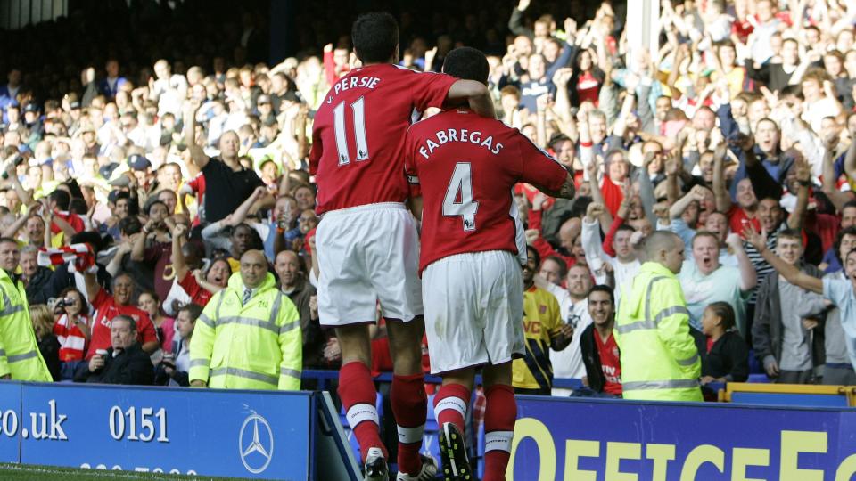 NUMERO UNO: Cesc Fabregas var banens desidert beste mot Everton. Her feirer han et av sine to m�l med Robin van Persie.Foto: Scanpix/AP Photo/Tim Hales