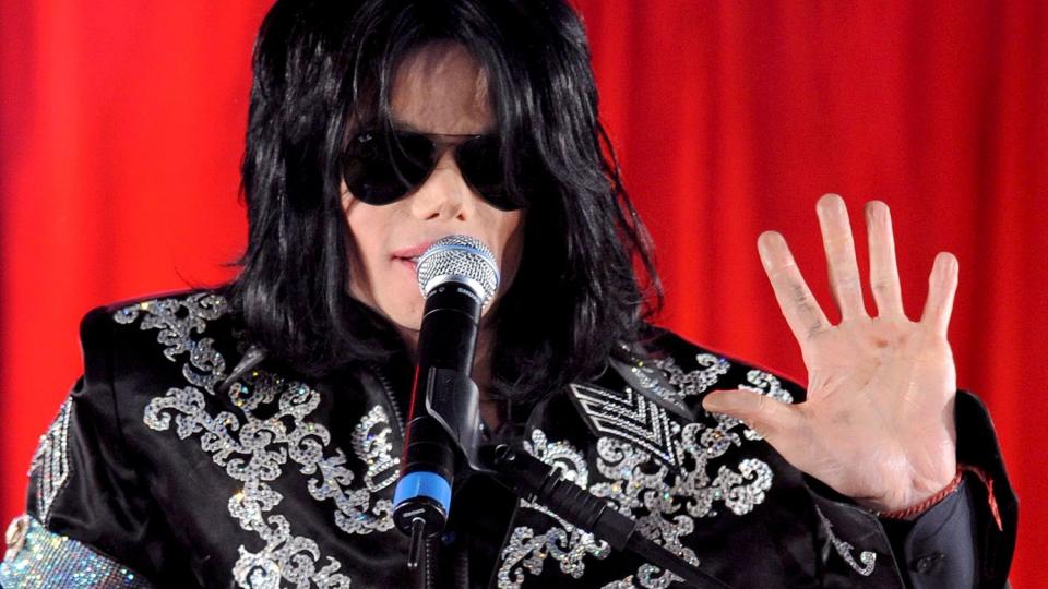 IKKE ENN� I JORDA: Michael Jackson ligger fortsatt p� is, to og en halv m�ned etter hans d�d. Bildet er fra mars, da han lanserte London-konsertene som alts� ikke ble noe av. FOTO: EPA/STR