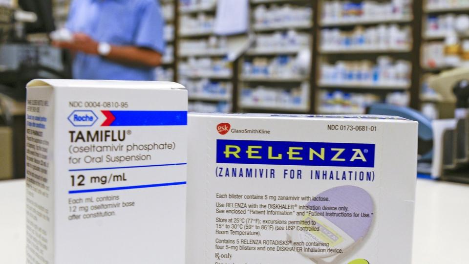  MEDISINER:  Produsentene Roche (Tamiflu) og GlaxoSmithKline (Relenza) har travle dager. Her fra et apotek i Wilmette i Illinois, USA. Helsedirektoratet har n� tatt ut 6 000 doser fra eget beredskapslager for at gravide skal v�re trygge. I USA skal fem millioner pakker Relenza ut i apotekene. Foto: EPA/SCANPIX.