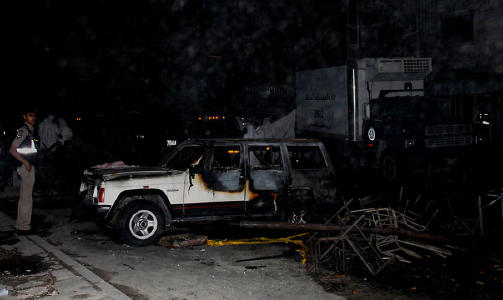  UTBRENT:  Denne bilen sto parkert rett ved det brennende partyteltet. Foto: AFP/SCANPIX.