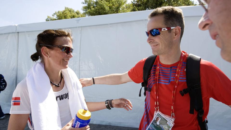MEDALJEDR�MMEN KNUST: Kjersti Tysse Pl�tzer sammen med mannen Stephan Pl�tzer etter kvinnenes 20 km kappgang under VM i friidrett i Berlin s�ndag. Tysse ble disket i sitt siste store mesterskapsl�p og kom ikke til m�l.
Foto: Cornelius Poppe / SCANPIX