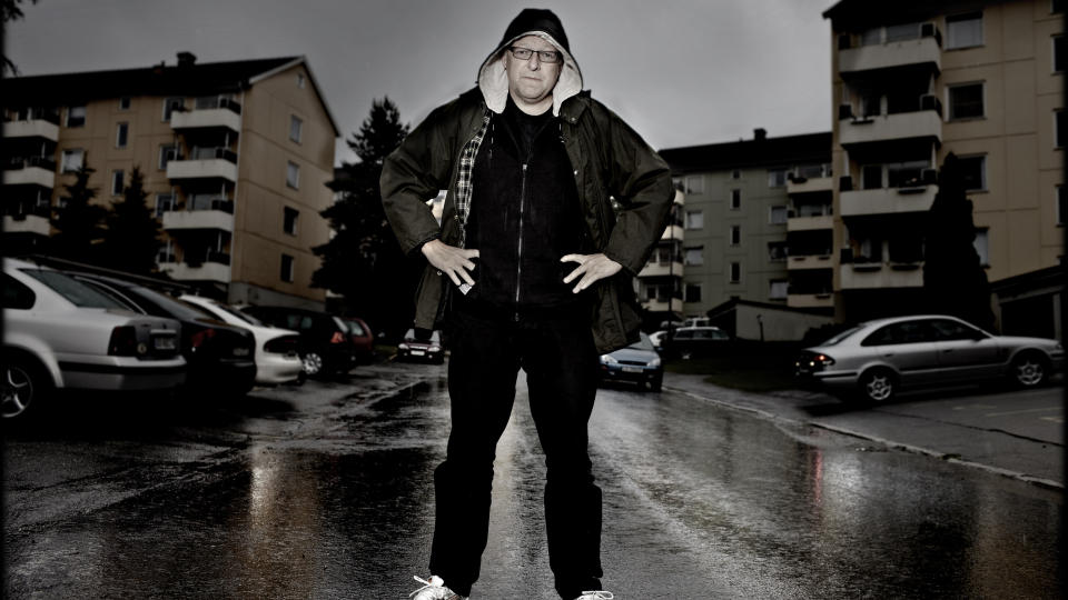 P� GAMLE TRAKTER: Forfatter Roy Jacobsen foran blokka han vokste opp i. Foto: Lars Eivind Bones