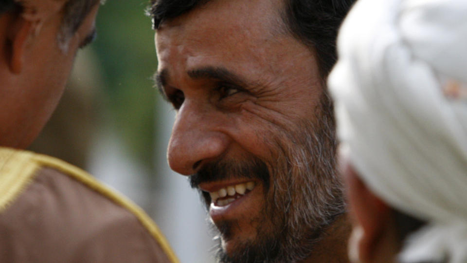 KVINNEKVOTERING: Irans president Mahmoud Ahmadinejad varsler at han skal ansette tre kvinnelige ministre i sin neste regjering. Foto: AP/SCANPIX