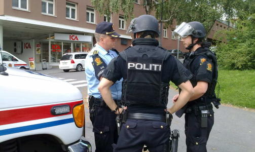 STUKKET MED KNIV: Store styrker fra politiet rykket ut etter en at en 47 �r gammel mann ble stukket med kniv p� Sinsen i Oslo. Foto: Harald S. Klungtveit (MMS)