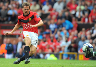 N�R SCORING: Michael Owen kunne satt inn 2-0 p� overtid. Foto: Andrew Yates / AP.