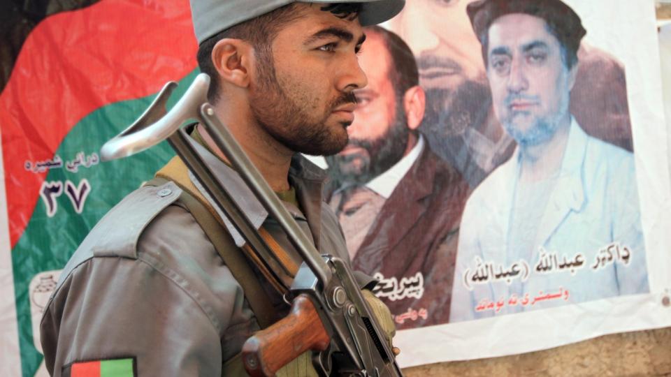 VALG: En afghansk soldat holder vakt n�r en plakat av presidentkandidaten Abdullah Abdullah. Foto: REUTERS/Lucy Nicholson