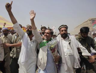POPUL�R: Karzais argeste konkurrent er Abdullah Abdullah. Her ankommer han Nangarhar-provinsen for � f�re sin valgkampanje. Foto: REUTERS/Lucy Nicholson