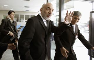 KARZAI: N�v�rende president Hamid Karzai hilser p� leger etter �pningen av et nytt sykehus i Kabul. Karzai er en av favorittene foran valget p� torsdag. Foto:   REUTERS/Lucy Nicholson
