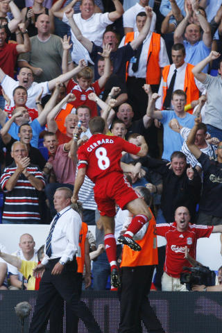 UTLIGNET: Steven Gerrard satte inn straffe. Foto: Sang Tan / AP.