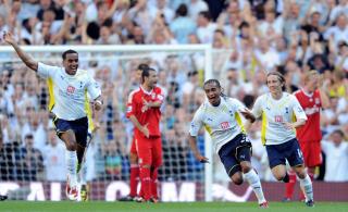 KANONSCORING: Assou-Ekotto satte inn Tottenhams f�rste. Venstrebackens scoring var av det vakre slaget. Foto: Daniel Hambury / AP.
