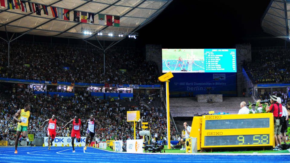 HISTORISK: 41 steg bruker 196 centimeter h�ye Usain Bolt p� � l�pe 100 meter, for s� � kunne se seg til venstre og finne 9,58 p� tidtavla. Foto: SCANPIX/AFP/OLIVIER MORIN