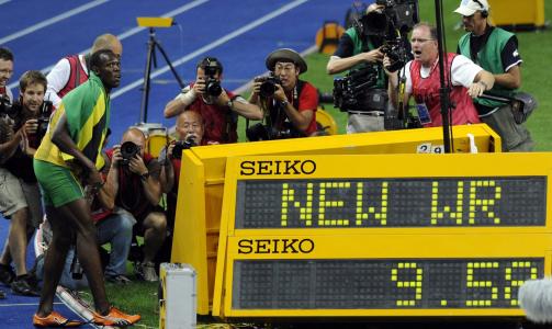 VIL L�PE ENDA FORTERE: Usain Bolt mener han kan presse hundremetertida enda mer. Foto: SCANPIX/EPA/RAINER JENSEN