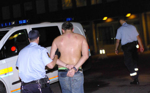 P�GREPET: Den tredje personen i leiligheten, en mann, ble arrestert og tatt med til politistasjonen. Foto: DANIEL LAABAK